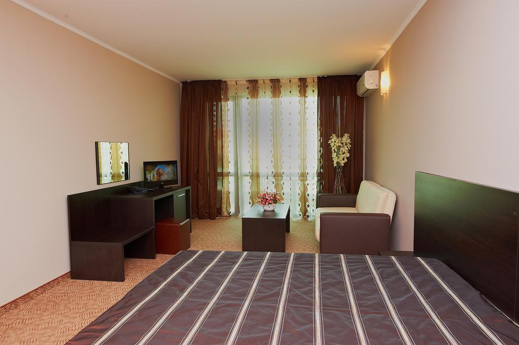 Central Plaza Поморіє Номер фото